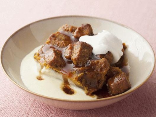 Foto de budín de pan de calabaza con salsa de manzana con caramelo picante y crema de vainilla