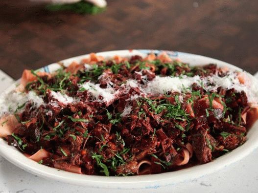 Foto de estofado de ternera y remolacha con fideos pappardelle