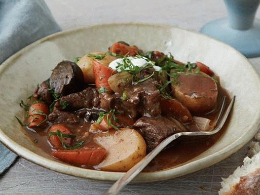 Foto de estofado de ternera en una olla de cocción lenta