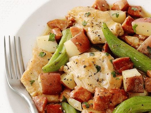 Foto Ragout de papas y okra con carnes ahumadas