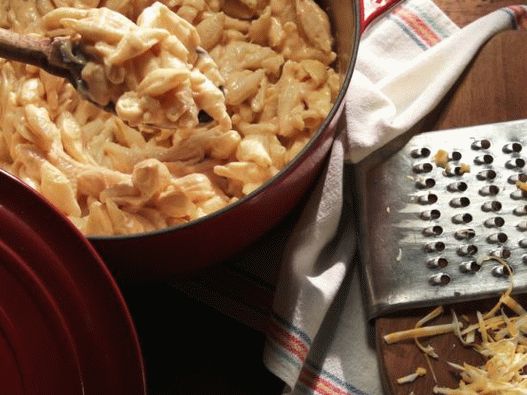 Foto de conchas marinas en una salsa de queso en una sartén