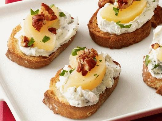 Tostadas con pera y queso azul