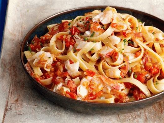 Fettuccine pasta con langosta, tomate y azafrán