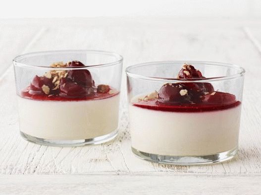Panna cotta de yogurt con compota de cereza