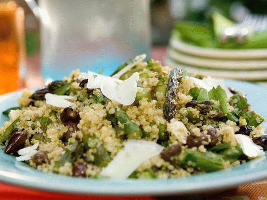 Fotografía de platos: ensalada de quinua con espárragos, queso de cabra y aceitunas