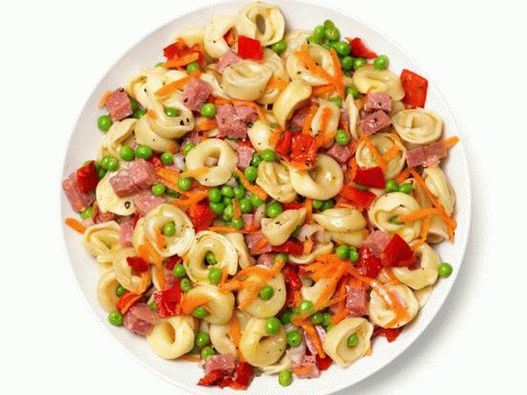 Foto del plato - Ensalada con pasta tortellini, salchichas, zanahorias, guisantes y pimienta al horno