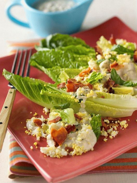 Foto del plato - Barcos con lechuga, huevo y queso azul