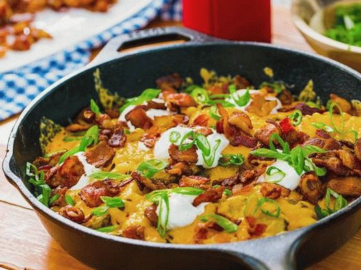 Foto del plato - Papas a la parrilla con queso y crema agria, fritas en una sartén
