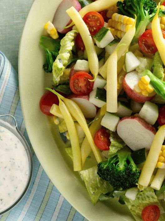 Fotografía de platos: ensalada de verduras de temporada con aderezo ranchero