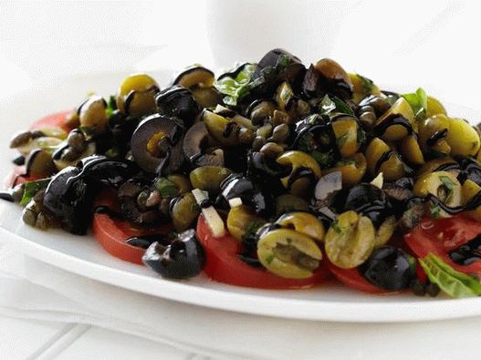 Foto del plato - Ensalada romana de verano de aceitunas y tomates