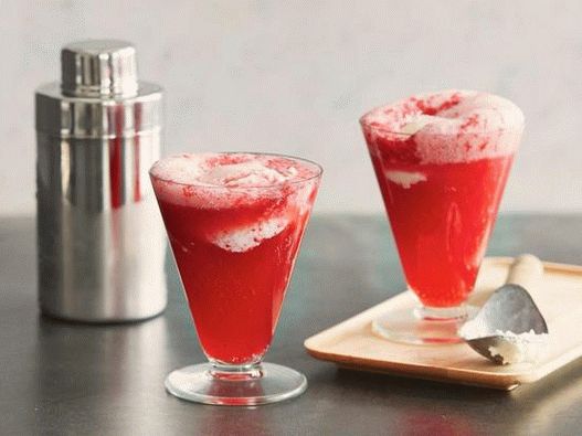 Foto: bebida de mora con ginebra y helado