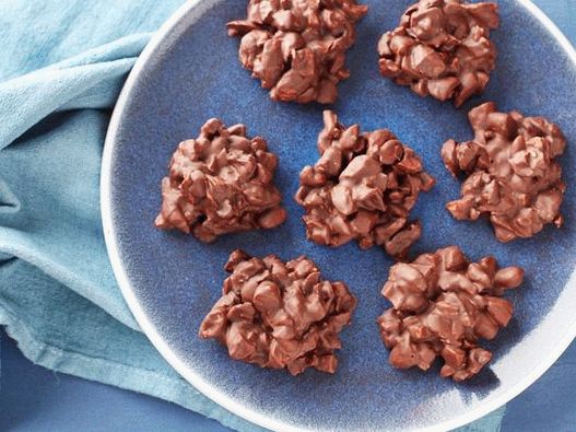 Caramelos de chocolate con cerezas secas y almendras