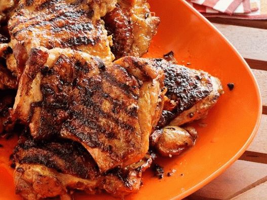 Muslos de pollo a la parrilla en escabeche de ajo y jengibre