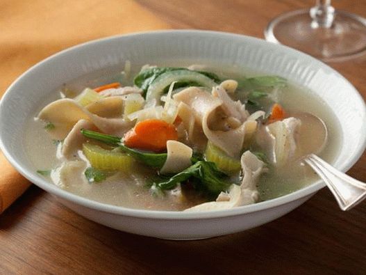 Sopa de pollo con espinacas y fideos integrales
