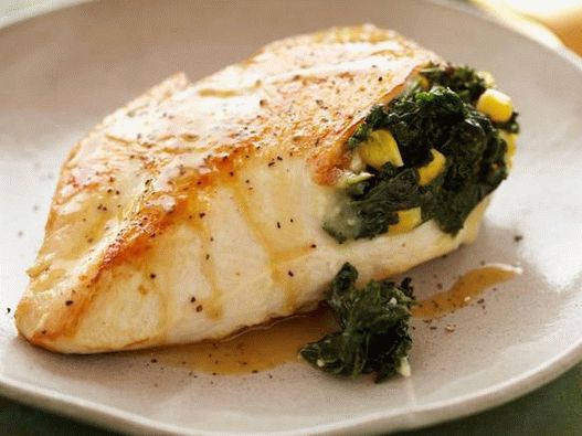 Pechuga de pollo rellena frita en una sartén rellena con heces de hojas y maíz