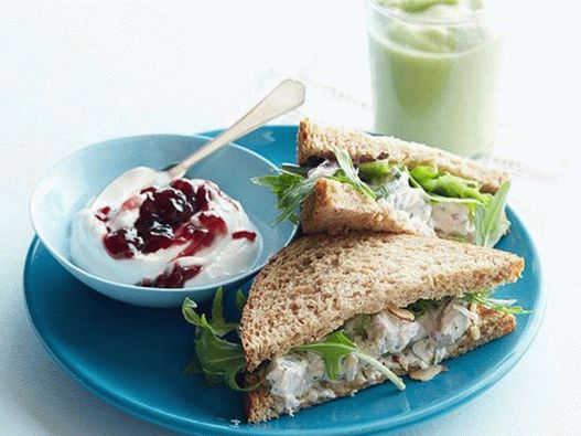 Sándwiches con pollo, hervidos en té verde y batidos con aguacate