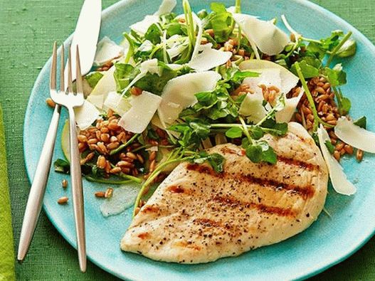 Ensalada de pollo a la parrilla con sémola de trigo