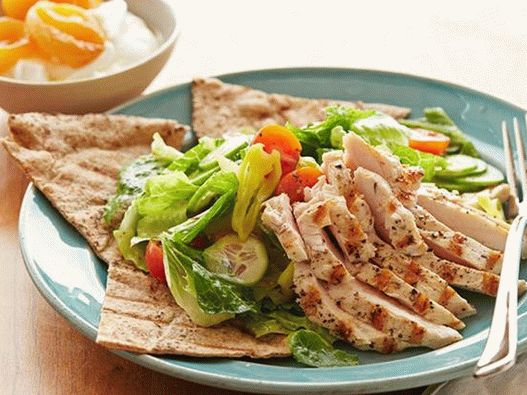 Ensalada con pollo a la parrilla y albaricoques secos en un pastel griego