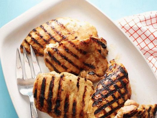 Pollo a la parrilla con salsa de cebolla roja