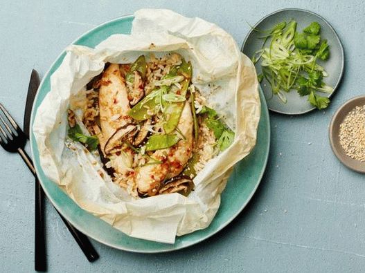 Filete de pollo con jengibre y cebolla verde en pergamino