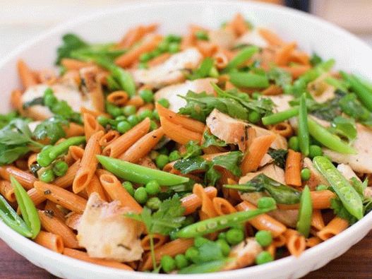 Pasta de limón con pollo, guisantes y espinacas