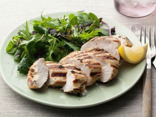 Pechuga de pollo marinada con hierbas y frita en una sartén