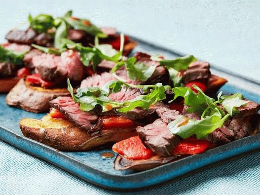 Tostadas de camote con bistec, pimientos al horno y rúcula