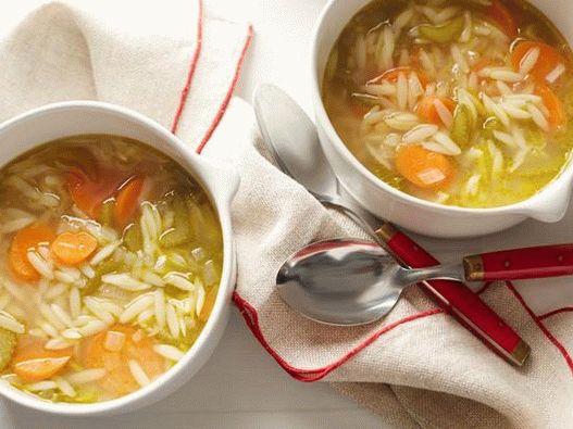 Sopa de fideos con verduras