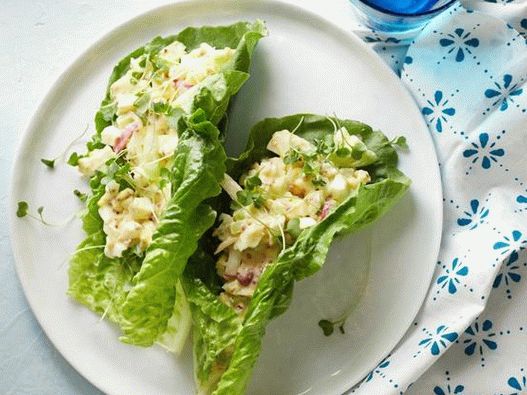 Ensalada de huevo en botes