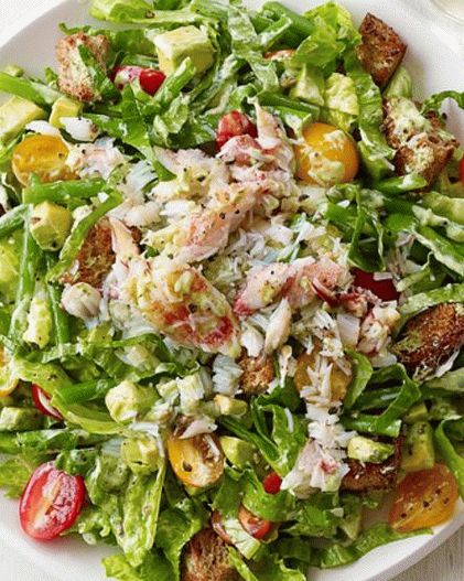 Ensalada de cangrejo con aguacate y galletas