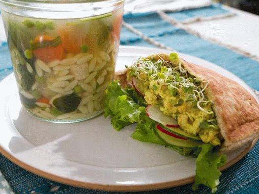 Sopa de pollo con pasta pequeña en un frasco