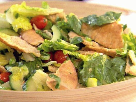 Ensalada de hojas con pepinos, tomates y papas fritas