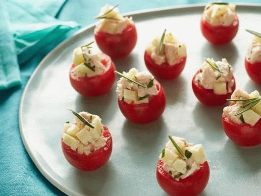 Tomates cherry rellenos de ensalada de pollo con manzanas