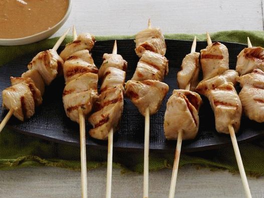 Pollo salteado con salsa picante de salsa de maní