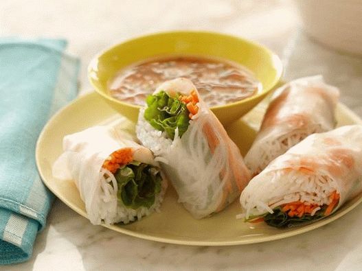 Rollos de verano asiáticos suaves con salsa agridulce