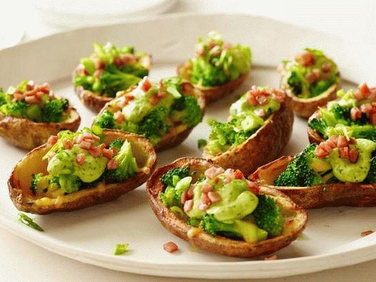 Pieles de papa rellenas de brócoli, queso cheddar y crema de aguacate