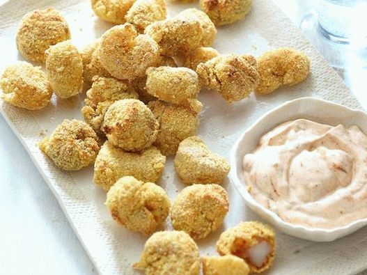 Palomitas de camarón con salsa de lima y salsa de chile