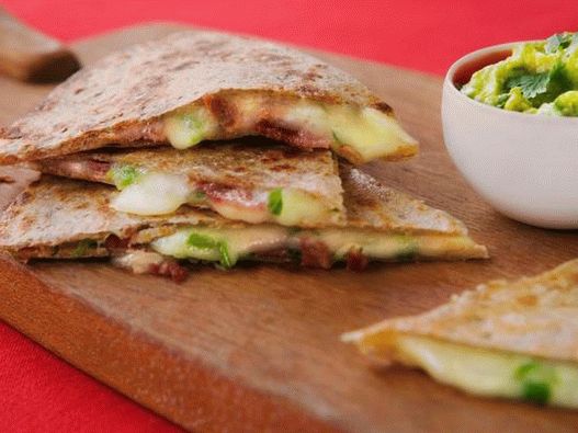 Quesadilla con tocino, queso y jalapeños
