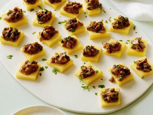 Guiso de champiñones en cuadrados de polenta