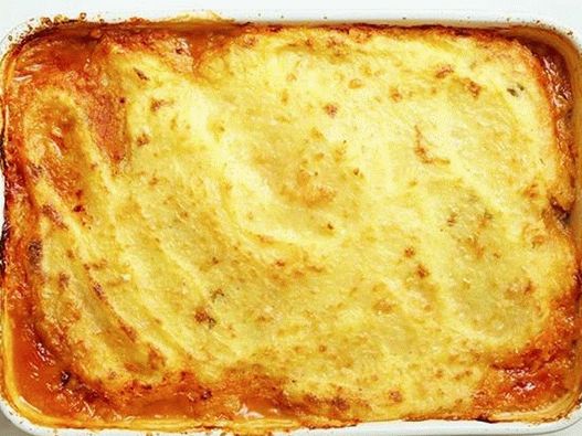 Cazuela rellena de chile picante bajo una corteza de maíz