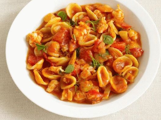 Pasta orecchiette con gambas en salsa de tomate