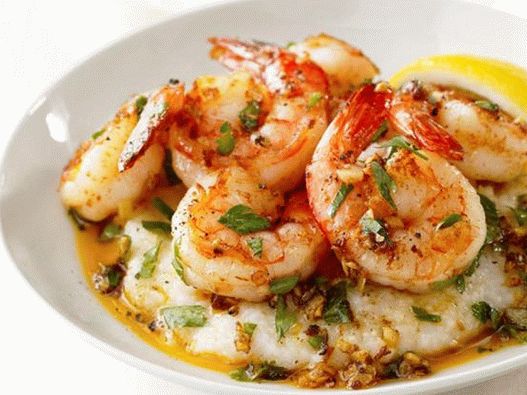 Camarones en salsa de limón y ajo con gachas de maíz