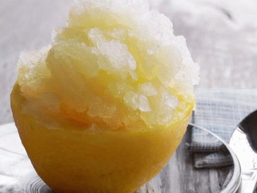 Limonada de hielo de frutas con albahaca