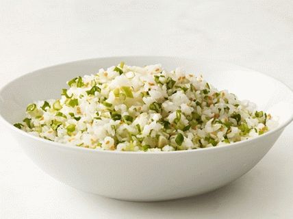 Foto de arroz con semillas de sésamo y cebolla verde