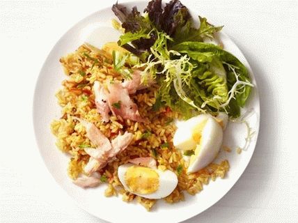 Foto de arroz con condimento de curry y trucha ahumada