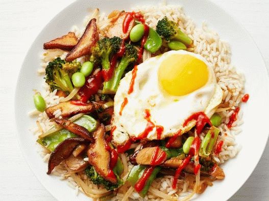 Foto Arroz con huevo frito y verduras