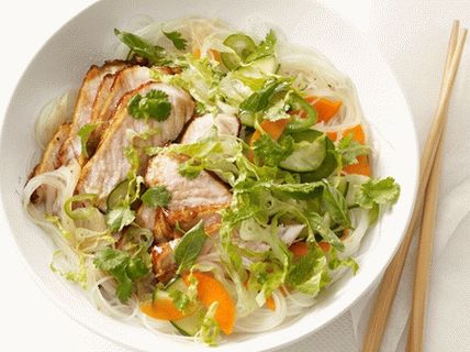 Fideos de arroz con carne de cerdo y verduras en escabeche