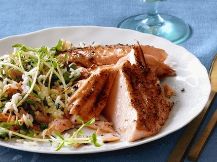 Foto Ensalada de arroz con zanahorias, hierbas y pasas