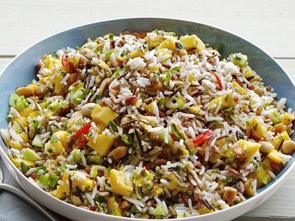 Foto de ensalada de arroz con pepinos y mango