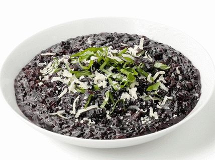 Foto de risotto de arroz negro